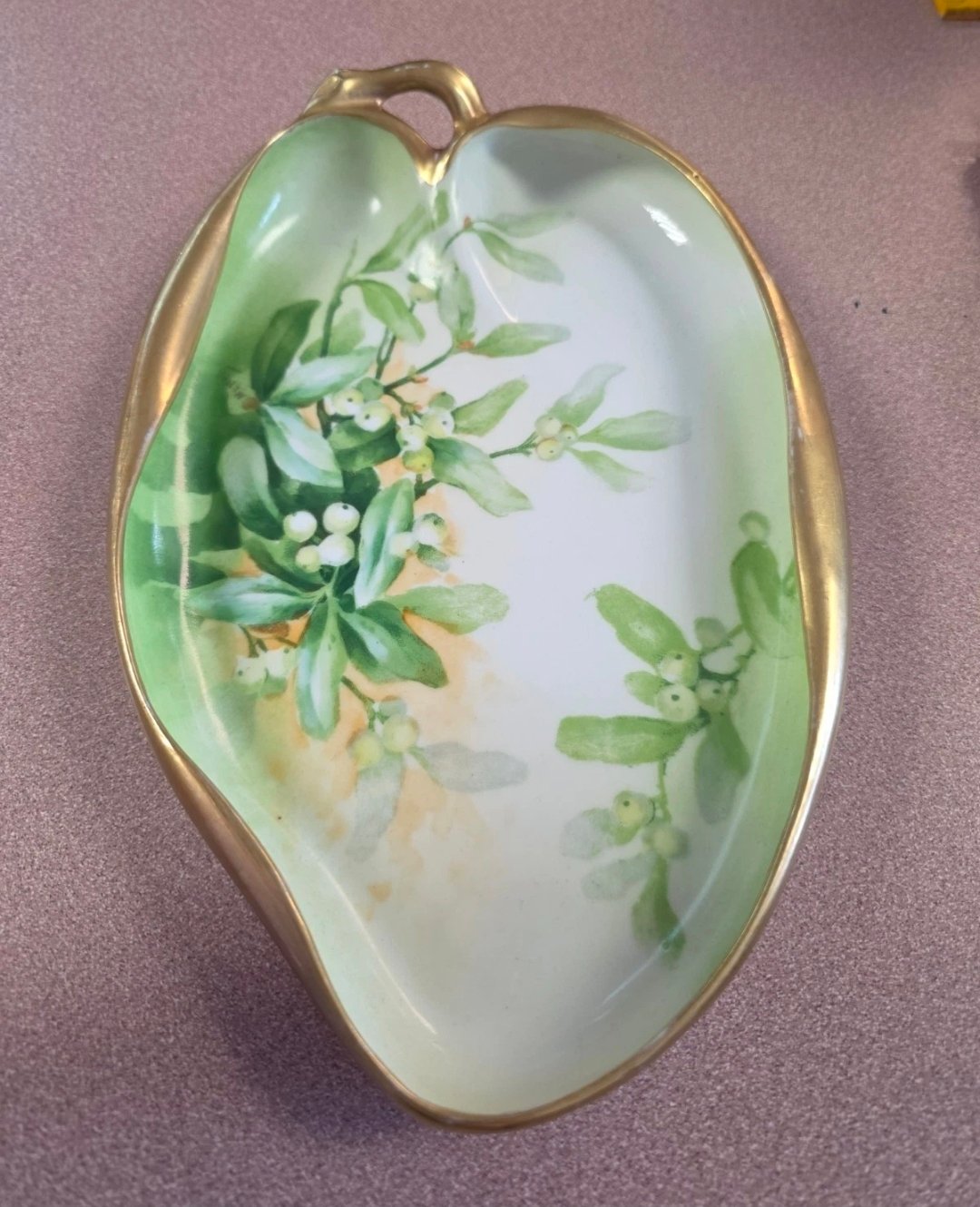 Mistletoe leaf dish with gold rim
